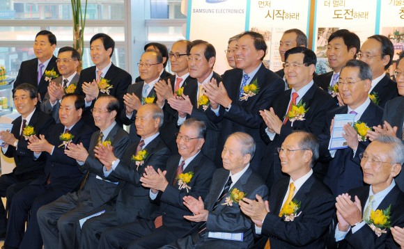 30일 서울 서초동 삼성전자 서초사옥에서 열린 ‘삼성전자 40주년 기념식 및 비전 선포식’에서 전·현직 사장단이 기념촬영 뒤 박수를 치고 있다.  이언탁기자 utl@seoul.co.kr