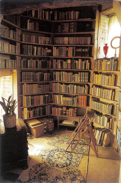 책으로 가득한 서재는 책을 사랑하는 사람들의 로망이다. 영국 여류작가 비타 색빌웨스트의 서재.