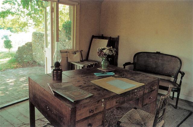 색빌웨스트와 친분을 나눴던 버지니아 울프는 매일 아침 ‘단출하지만 낭만적인 방’이라 부른 집필실에서 글쓰기에 몰두했다. 윌북 제공