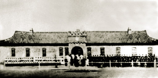 수많은 항일운동가를 배출한 명동학교의 1908년 창립 때 모습.  서울신문 포토라이브러리 