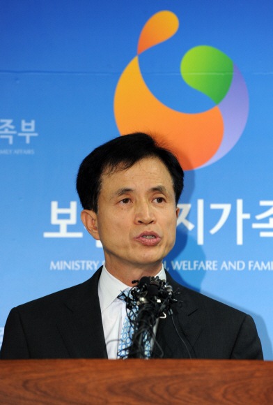 박하정 보건복지가족부 중앙인플루엔자대책본부상황실장이 3일 서울 계동 청사에서 신종플루에 대한 국가전염병 위기단계를 격상하는 발표를 하고 있다. 도준석기자 pado@seoul.co.kr