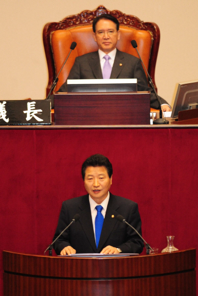 한나라당 안상수(앞) 원내대표가 3일 오전 국회 본회의에서 원내 교섭단체 대표연설을 통해 “정부 안이 나올 때까지 세종시 논쟁을 중단하자.”고 제안하고 있다. 이호정기자 hojeong@seoul.co.kr