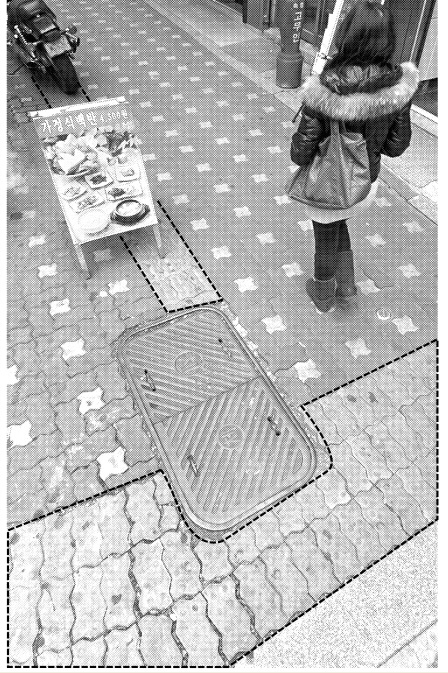 점자블록은 어디에… 점자의 날을 하루 앞둔 3일, 서울 소공동 인도에 설치된 점자블록(점선처리) 위에 오토바이와 식당 음식메뉴 입간판이 세워져 있어 시각 장애인들의 이동에 불편을 주고 있다. 정연호기자 tpgod@seoul.co.kr