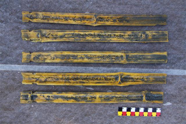충남 태안 앞바다에서 발견된 800년 전 고려시대 죽간의 모습. ‘대장군 김순영 댁에 토지에서 난 벼 한 섬을 올린다.’는 문구가 쓰여 있다. 문화재청 제공