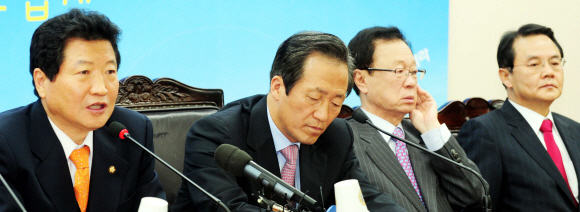 4일 한나라당 여의도 당사에서 열린 최고위원·중진 연석회의에서 안상수(왼쪽) 원내대표가, 지난 2일 야당이 국무총리의 대통령 시정연설 대독을 방해한 것은 “대통령을 모독한 것”이라며 비판하고 있다. 안주영기자 jya@seoul.co.kr