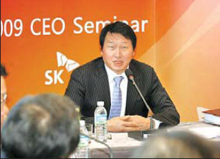 최태원 SK그룹 회장이 4일 중국 베이징 SK타워에서 열린 CEO 세미나에서사업 전략을 설명하고 있다. SK 제공