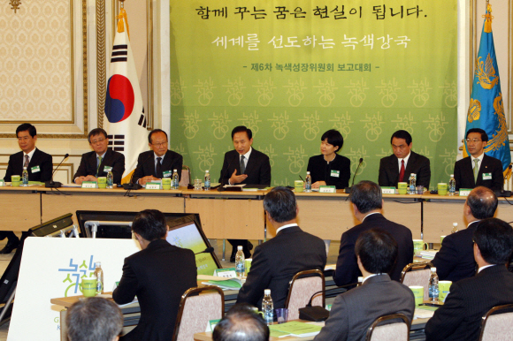 이명박(가운데) 대통령이 5일 청와대 영빈관에서 열린 제6차 녹색성장위원회 보고대회에서 보고를 받기에 앞서 인사말을 하고 있다. 청와대 사진기자단