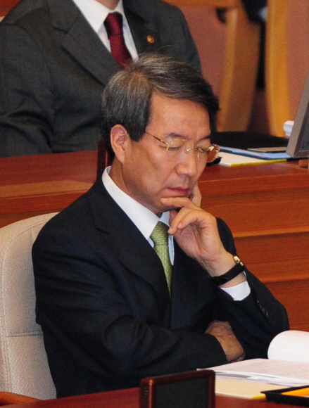 정운찬 국무총리가 4일 국회 본회의장에서 정치분야 대정부질문에 대한 답변을 준비하며 생각에 잠겨 있다. 안주영기자 jya@seoul.co.kr
