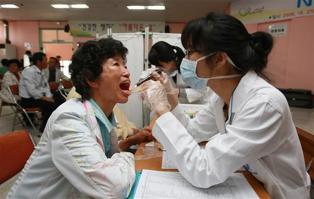 지난달 27일 경남 합천에서 진행된 농협 의료지원활동에서 한 농업인이 치과 진료를 받고 있다.  농협중앙회 제공