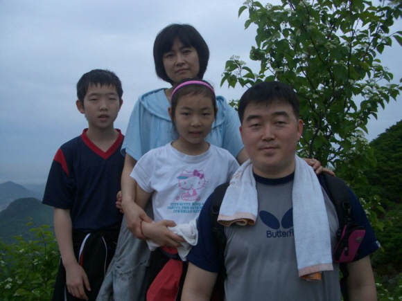 ‘핑퐁 가족’이 모처럼 모여 즐거운 한때를 보낸 뒤 사진을 찍고 있다. 아들 선규(왼쪽), 아내 권순영(가운데 위), 딸 다연(가운데 아래), 강희찬 감독(오른쪽). 