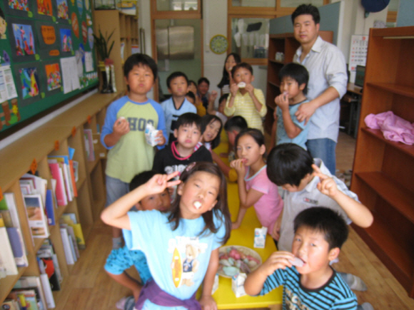 6일 경기 남양주의 송천분교 학생들과 2학년 담임 김종열(맨 오른쪽) 교사가 한 교실에 모여 자신들이 직접 만든 송편을 먹고 있다.  송천분교 제공