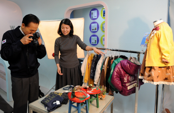 사진 찍는 이대통령  이명박 대통령이 6일 경기 용인시에 있는 ‘여성 새로일하기 센터’를 방문, 창업자가 온라인 쇼핑몰에 판매할 상품을 카메라로 촬영하면서 창업자와 얘기하고 있다. 최해국기자 seaworld@seoul.co.kr