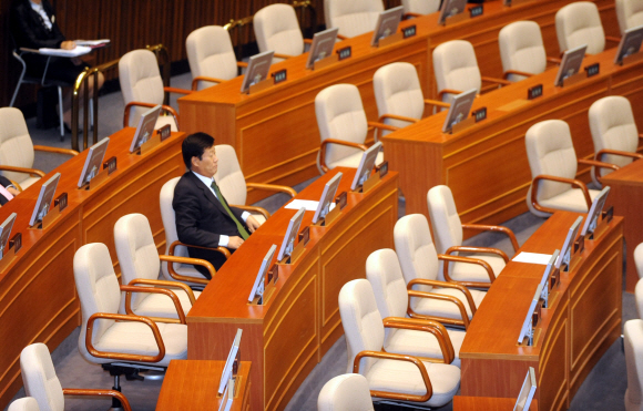 썰렁한 국회  외교·통일·안보 분야 대정부질문이 열린 6일, 국회 본회의장의 의석이 많이 비어 있다. 전날 세종시가 쟁점이 됐던 정치분야 대정부질문과 비교해 분위기가 가라앉은 모습이다. 김명국기자 daunso@seoul.co.kr