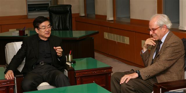 조양호(왼쪽) 한진그룹 회장이 지난 7일 사진 거장 스테판 쇼어를 만나 환담하고 있다. 한진그룹 제공