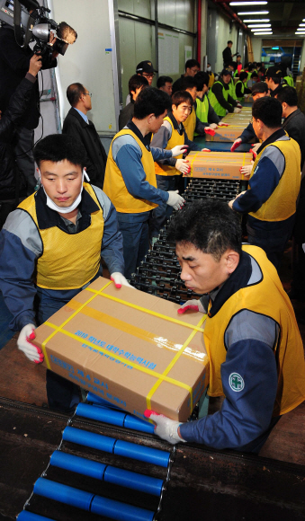 수능 문제지 배송 시작  2010학년도 대학수학능력시험 문답지 배송이 시작된 9일 경기 성남의 한 인쇄소 직원들이 전국의 시험지구에 배부될 문답지를 차량에 옮겨 싣고 있다. 교육과학기술부는 이날 부산·경남 등 6개 지역을 시작으로 11일까지 전국 79개 시험지구에 문답지를 운반할 예정이다. 문답지는 시험 당일인 12일 아침 전국 996개 시험장으로 옮겨진다. 손형준기자 boltagoo@seoul.co.kr