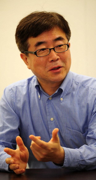 계승범 교수는 “결과론자라는 비판적 시각도 있지만 역사학자로서 과거, 현재, 미래를 넘나들며 담론을 생산하는 역할에 충실하고자 했다.”고 말했다. 손형준기자 boltagoo@seoul.co.kr