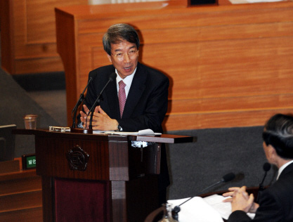 10일 국회 경제분야 대정부질문에서 정운찬 국무총리가 민주당 김효석 의원의 질문에 답변하고 있다. 이날 대정부질문에서는 정치 공세보다는 경제 쟁점에 대한 문답이 많았다. 이언탁기자 utl@seoul.co.kr