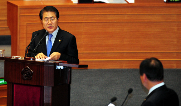 11일 국회 경제분야 대정부질문에서 장태평 농림수산식품부 장관이 쌀값 폭락에 따른 대책을 묻는 한 의원의 질문에 답하고 있다. 장 장관은 “밥쌀용 수입쌀 4만t을 대북 지원에 사용할 의향이 있느냐.”는 한나라당 정해걸 의원의 질문에 “관계국들과 최대한 빨리 협상할 수 있도록 조건을 갖추겠다.”고 밝혔다. 안주영기자 jya@seoul.co.kr