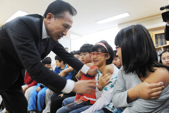 이명박 대통령이 11일 서울 상암동에 있는 상지초등학교를 방문, 신종플루 예방접종을 받은 학생들과 이야기를 나누고 있다. 최해국기자 seaworld@seoul.co.kr