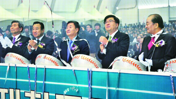 동부제철 전기로 제철공장 준공식에서 참석자들이 축하 세리머니로 폭죽이 터지자 박수를 치고 있다. 왼쪽부터 김낙성 자유선진당 국회의원, 이완구 충남도지사, 김준기 동부그룹 회장, 임채민 지식경제부 차관, 강경식 동부그룹 고문. 동부제철 제공