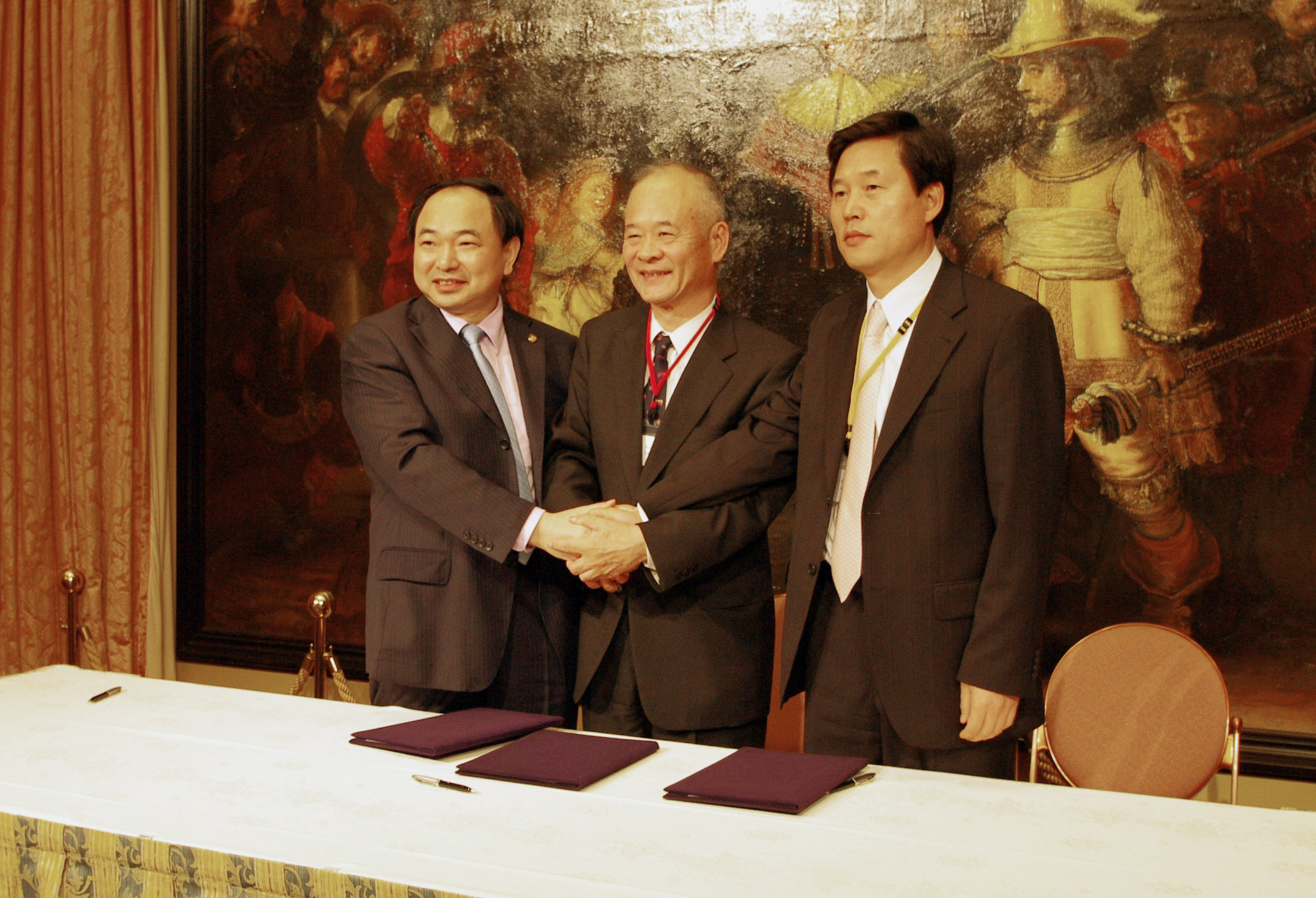 오른쪽부터 김기덕 우편사업단장, 단 히로아키 일본 우편사업주식회사 사장, 리 구어화 중국우정공사 부총재.