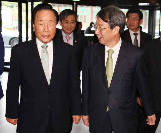 정운찬(오른쪽) 국무총리가 서울 신라호텔에서 김영삼 전 대통령과 함께 오찬장소로 향하고 있다. 이날 오찬은 정 총리가 지난 9월 김 전 대통령을 예방했을 때 한 식사약속을 지킨다는 차원과 함께 현안에 대한 조언을 듣기 위해 마련됐다.  연합뉴스