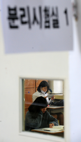 신종플루 ‘분투’  12일 오전 서울 경운동 풍문여자고등학교 신종플루 분리시험실에서 학생들이 시험시작을 기다리고 있다. 손형준기자 boltagoo@seoul.co.kr