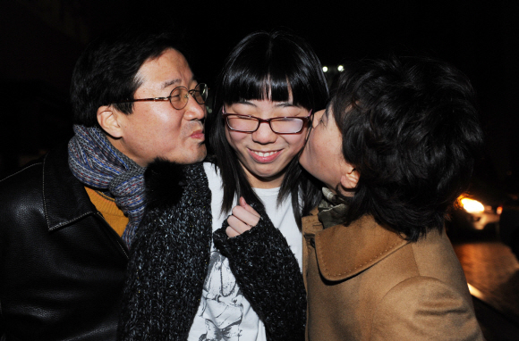 오랜 기다림의 입맞춤  12일 오후 서울 정동 이화여고에서 2010학년도 대입수능 시험을 마친 한 수험생이 기다리던 부모님의 격려를 받고 있다.  도준석기자 pado@seoul.co.kr