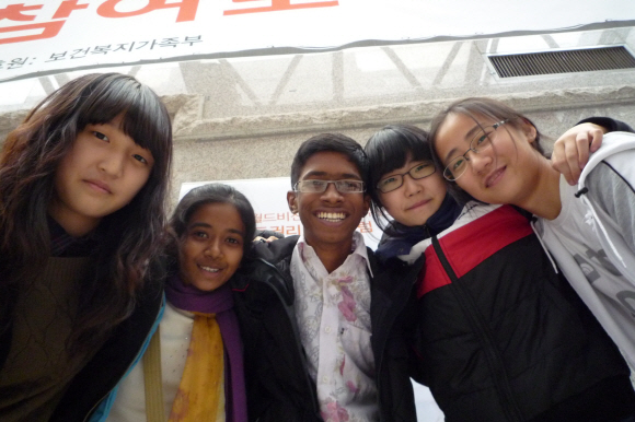 13일 국제구호단체 월드비전 주최로 서울 여의도 국회의원회관에서 열린 ‘2009 아동권리 국제포럼’에 참석한 한국과 방글라데시의 청소년 활동가들이 한자리에 모여 포즈를 취하고 있다.  월드비전 제공