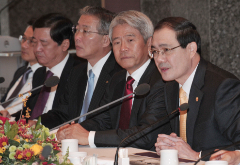 13일 서울 프라자호텔에서 열린 전국경제인연합회 산하 경제정책위원회 주최 초청강연에서 정호열(오른쪽) 공정거래위원장이 주제발표를 하고 있다. 류재림기자 jawoolim@seoul.co.kr