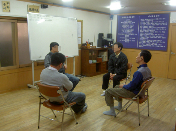 알코올중독자들이 재활동료와 상담가 앞에서 고민을 털어놓고 있다.  감나무집 제공