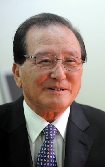 새만금위원회 강현욱 공동위원장이 새만금을 친환경 명품도시로 만들겠다며 수질개선과 토지활용 계획 등에 대해 설명하고 있다.  김명국기자 daunso@seoul.co.kr