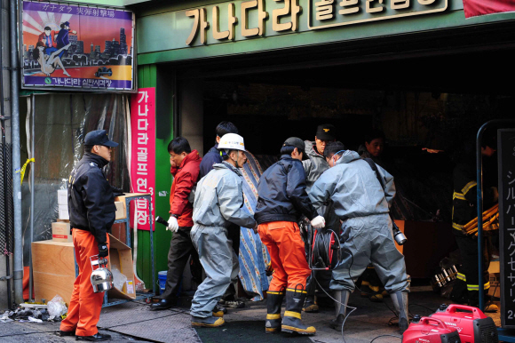 15일 부산 신창동 실탄사격장 참사 현장에서 경찰이 화재 감식에 나서고 있다. 부산 김명국기자 daunso@seoul.com