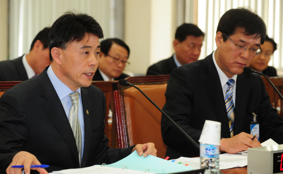 박연수(왼쪽) 소방방재청장이 16일 국회 행정안전위원회 전체회의에 출석, 부산 실탄사격장 화재사건 현황과 재발방지 대책을 보고한 뒤 의원들의 질문에 답하고 있다. 안주영기자 jya@seoul.co.kr 