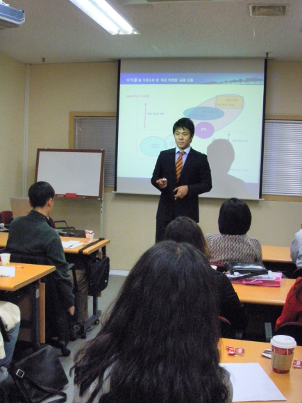 지난 14일 서울 역삼동 듀오 본사에서 열린 혼테크 특강에 참가한 미혼남녀들이 김도훈 강사의 말에 귀를 기울이고 있다. 듀오 제공