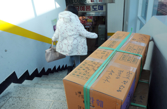 외국인 관광객이 많이 찾는 남대문시장의 한 상가 계단. 내놓은 박스 더미가 화재시 대피로로 쓰이는 계단을 반쯤 막고 있다. 정연호기자 tpgod@seoul.co.kr