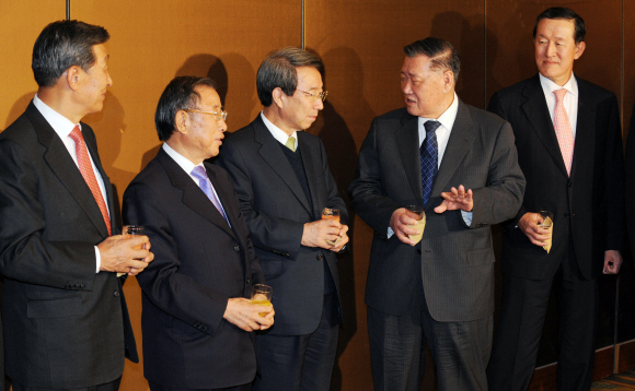 정운찬(왼쪽 세 번째) 총리가 17일 서울 소공동 롯데호텔에서 열린 전경련 회장단과의 만찬에 앞서 참석자와 대화를 나누고 있다. 왼쪽부터 조석래 전경련회장, 정 총리, 정몽구 현대기아자동차회장, 허창수 GS회장. 도준석기자 pado@seoul.co.kr