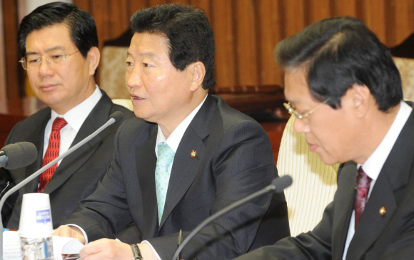 한나라당 안상수(가운데) 원내대표가 17일 원내대책회의에서 “민주당이 4대강 예산 때문에 복지예산이 줄었다고 주장하는 것은 흑색선전”이라며 단호한 대처를 다짐하고 있다. 안주영기자 jya@seoul.co.kr