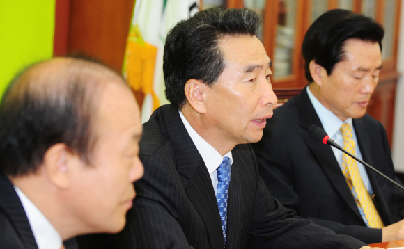 민주당 이강래(가운데) 원내대표가 17일 원내대책회의를 주재하며 “4대강 예산과 세종시 문제에 뜻을 같이하는 다른 야당과 본격적으로 공조와 연대를 가속화하겠다.”고 밝히고 있다. 안주영기자 jya@seoul.co.kr