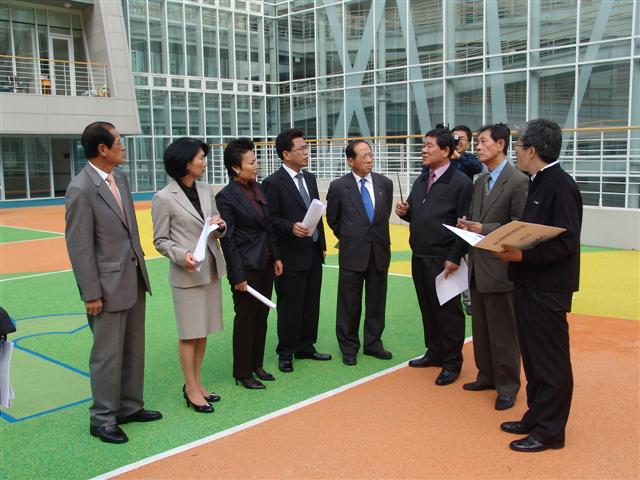 서울 서초구의회 총무재무위원회 위원들이 제202회 임시회가 열린 지난달 23일 장애인 복지시설인 서초구립 한우리정보문화센터 공사현장을 방문해 시설 현황 등을 점검하고 있다. 서초구의회 제공