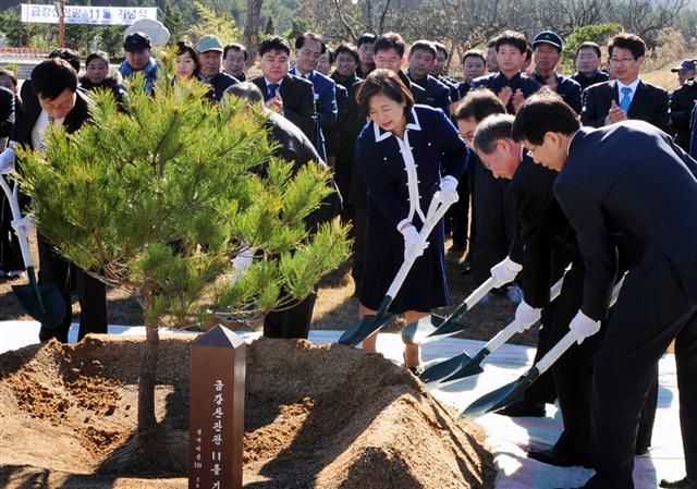 현정은(가운데) 현대그룹 회장이 18일 금강산 관광 11주년 현지 기념행사에 참석해 임직원들과 기념식수를 하고 있다. 현대그룹 제공
