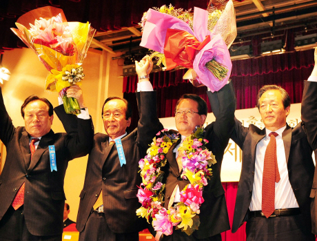 한나라당 정의화(왼쪽 세번째) 의원이 18일 국회 의원회관에서 열린 당 전국위원회에서 만장일치로 최고위원에 선출된 뒤 정몽준 대표(맨 오른쪽)와 손을 맞잡고 당원들에게 인사하고 있다. 이호정기자 hojeong@seoul.co.kr