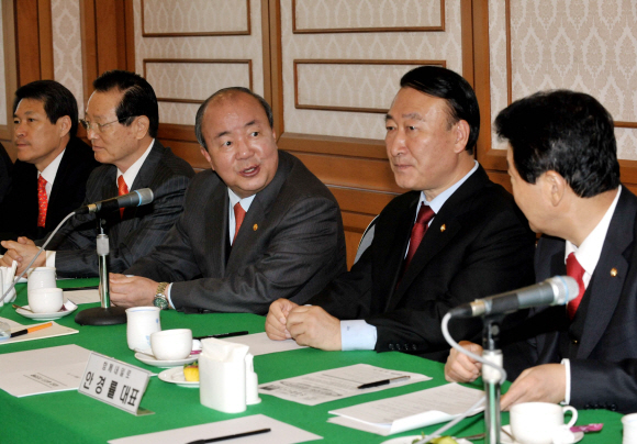 정종환(가운데) 국토해양부 장관이 18일 오전 국회 귀빈식당에서 한나라당 친이계 모임인 ‘함께 내일로’ 주최로 열린 4대강 사업 관련 정책간담회에서 추진 현황과 당위성에 대해 의원들과 얘기를 나누고 있다. 이호정기자 hojeong@seoul.co.kr