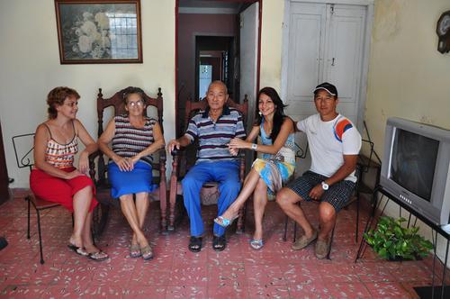 다큐 ‘시간의 춤’에 등장하는 쿠바 한인 가족들이 단란한 시간을 갖고 있다.