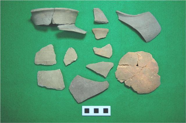 적석총에서 발굴된 타날문토기의 조각. 문화재청 제공