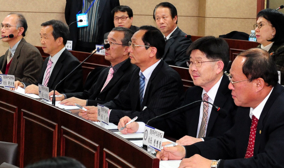 전국 외국어고 교장들은 19일 인천외고에서 모임을 갖고 최근의 외고 폐지론이 부당하다는 요지의 성명을 채택하는 등 집단 반발 움직임을 보였다. 이언탁기자 utl@seoul.co.kr