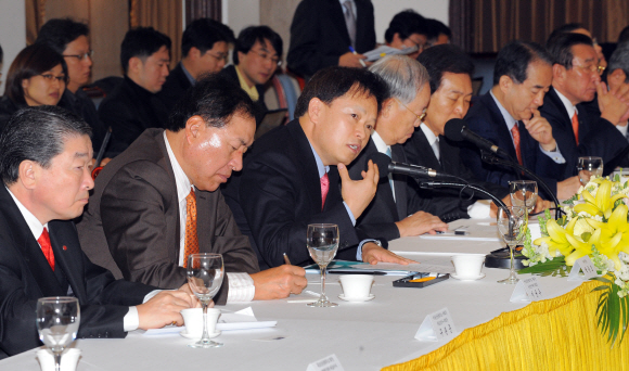 백용호(앞줄 왼쪽 세번째) 국세청장이 20일 서울 프레스센터에서 열린 대한상공회의소 초청 오찬 간담회에서 대기업 세무조사 주기연장 요청에 대해 부정적인 입장을 밝히고 있다. 도준석기자 pado@seoul.co.kr