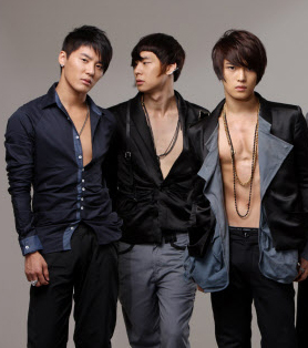 동방신기 세 멤버. 왼쪽부터 시아준수, 믹키유천, 영웅재중.