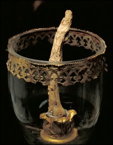 갈릴레오가 1737년 재매장될 때 그의 유해에서 떼내어 박물관에 보관되어온 가운뎃손가락 유골.