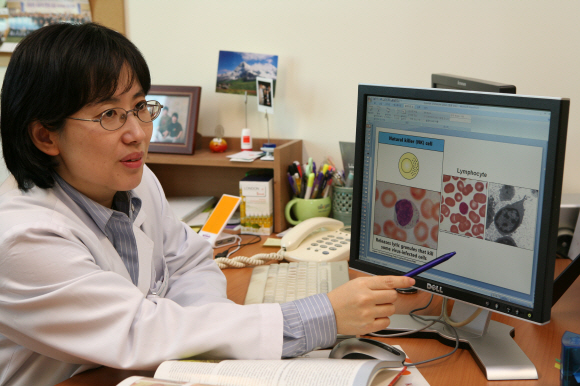 조유숙 서울아산병원 알레르기내과 교수가 면역세포에 대해 설명하고 있다. 그는 면역체계가 인간의 생명을 좌우하는 중요한 조건이라고 말한다. 서울아산병원 제공